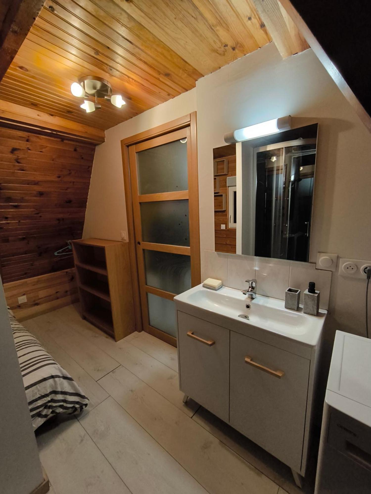 Petit Chalet Avec Terrasse Oust المظهر الخارجي الصورة