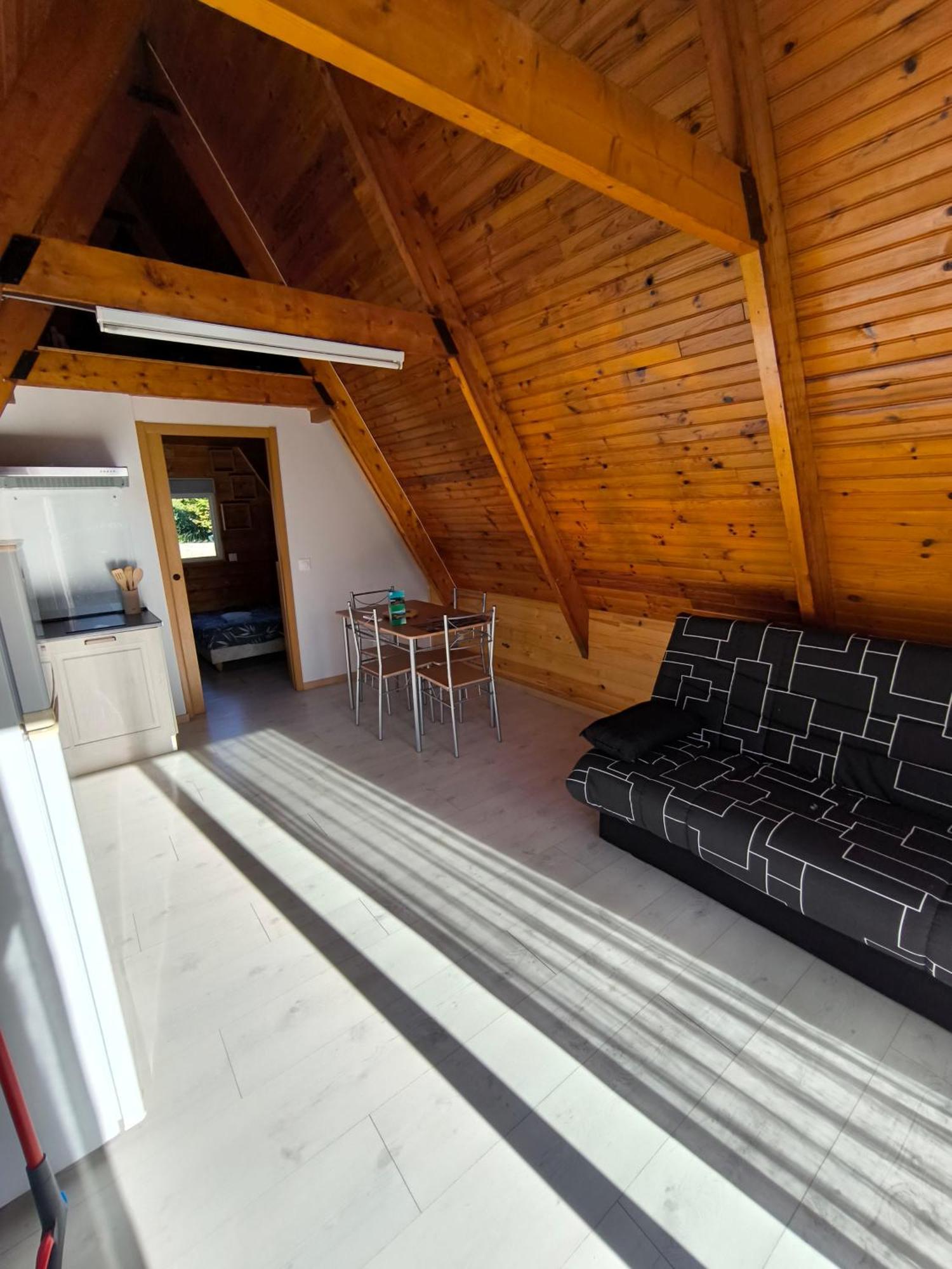 Petit Chalet Avec Terrasse Oust الغرفة الصورة