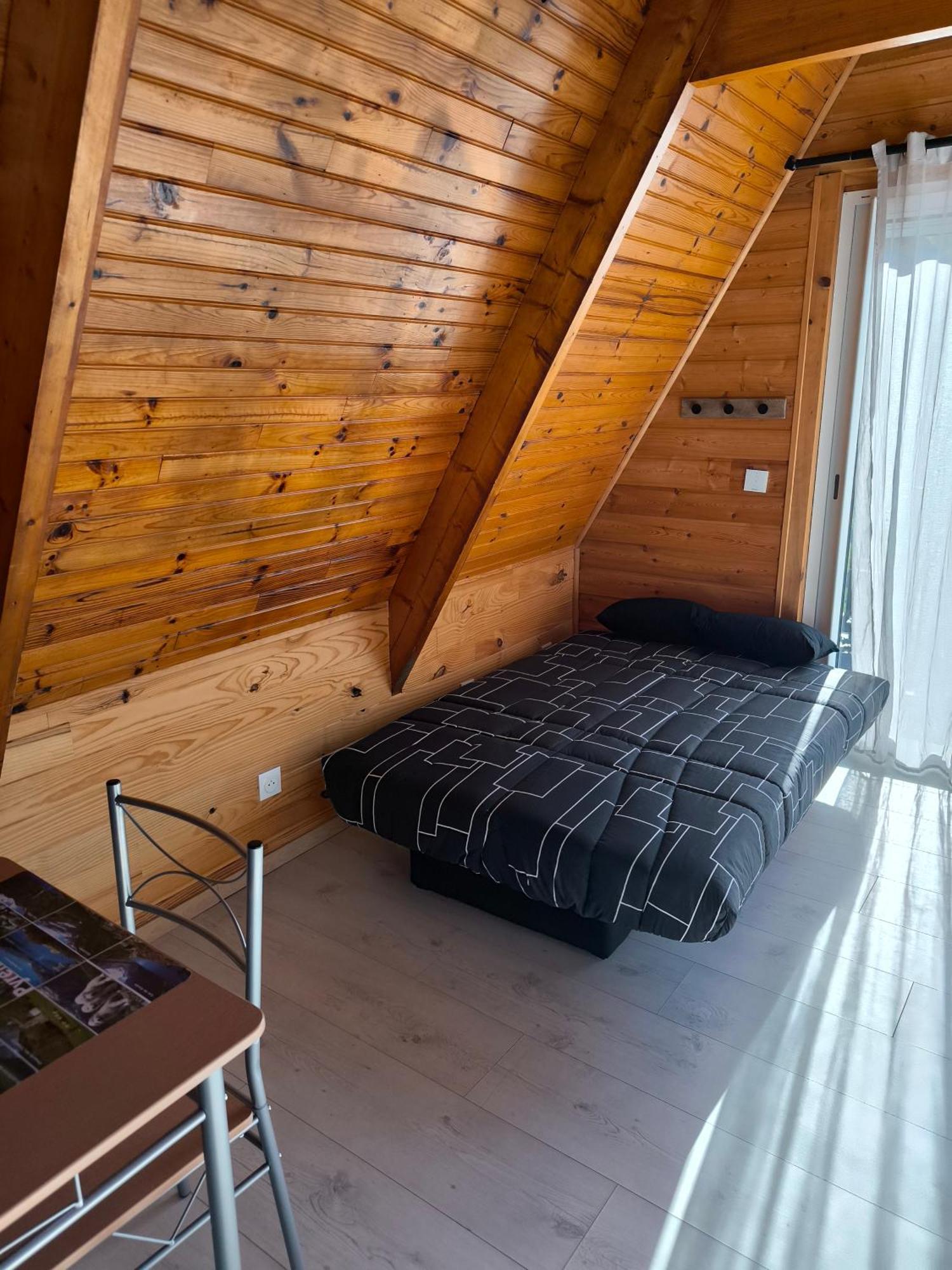 Petit Chalet Avec Terrasse Oust المظهر الخارجي الصورة